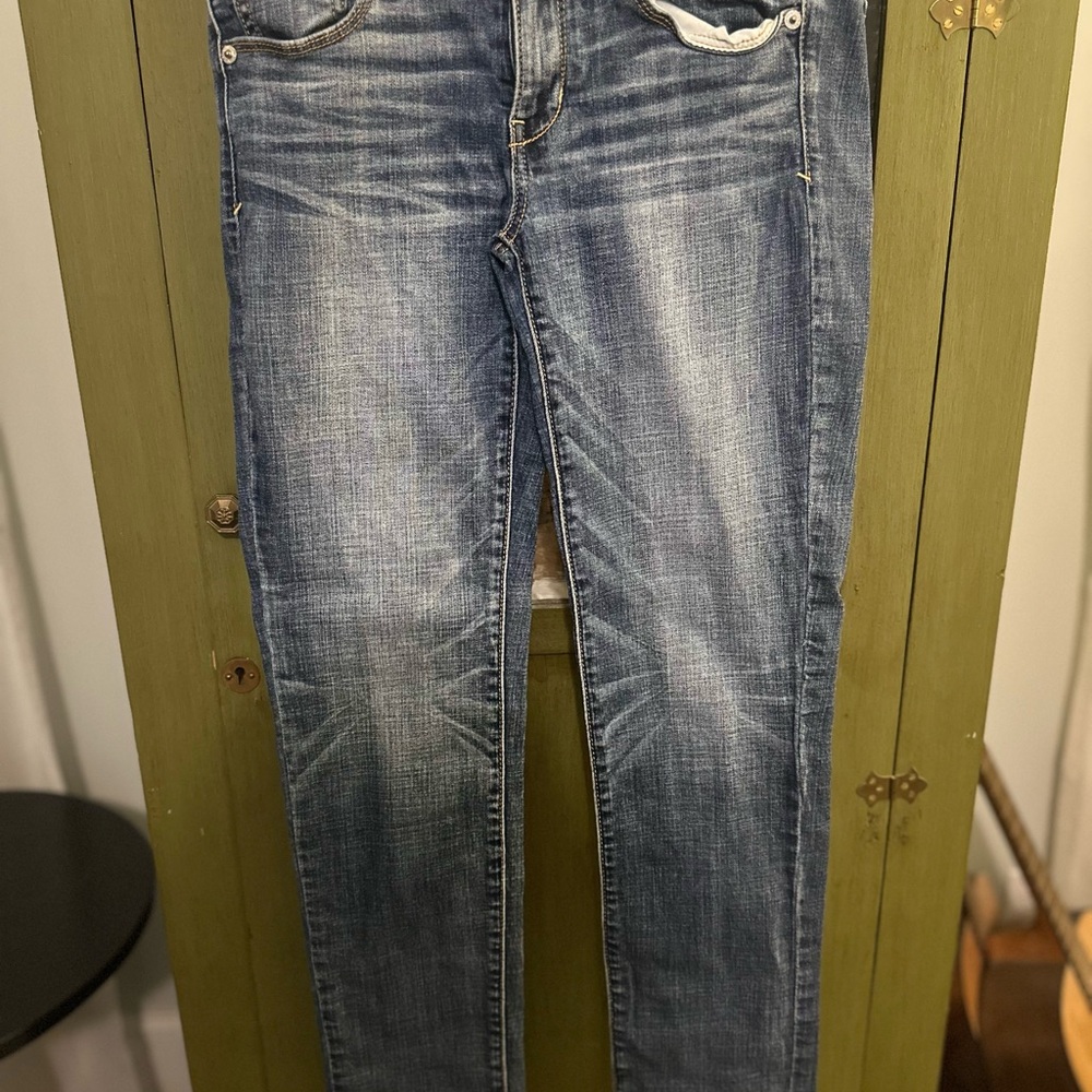 American Eagle Blue Skinny Jeans with Worn-In Look and Classic Denim Style